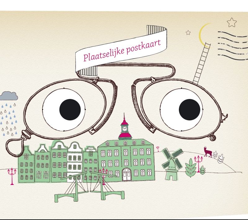 Kaart met bril boven grachtenpanden, stadhuis, een molen en een brug. Bovenaan staat in letters: Plaatselijke postkaart. In de bril zijn ogen getekend.