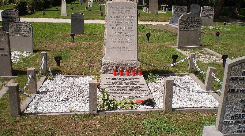 Staanden grafsteen met de namen van 4 omgekomen leerlingen van de Bavinckschool met daarvoor een liggende steen met nog enkele andere namen. Daaromheen grind en een hekwerk van betonnen paaltjes met daartussen een ketting.