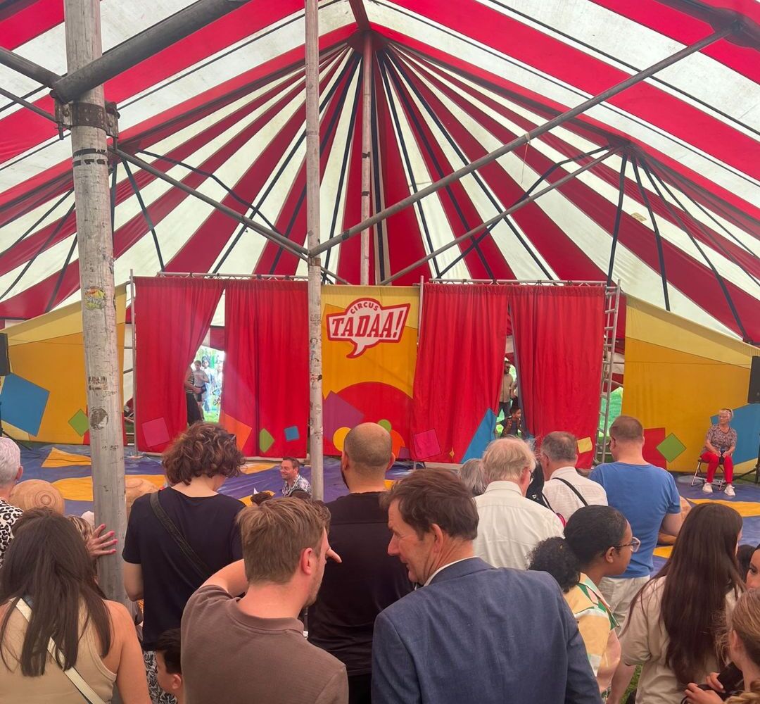 In de circustent voor een circusvoorstelling van SBO de Evenaar