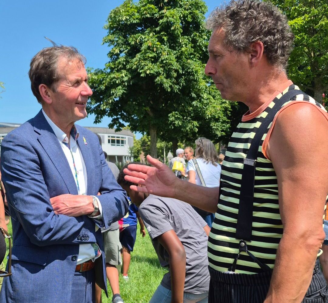 Gedeputeerde Rob van Muilekom van de provincie Utrecht, in gesprek met Circus Tadaa! medewerker