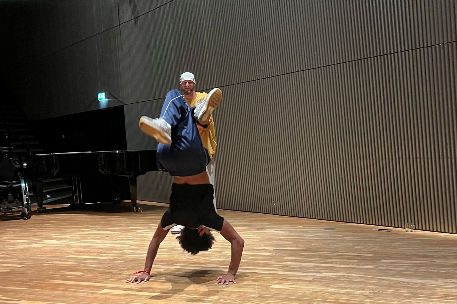 Cultuurdag Bartoméus: leerling aan het breakdancen