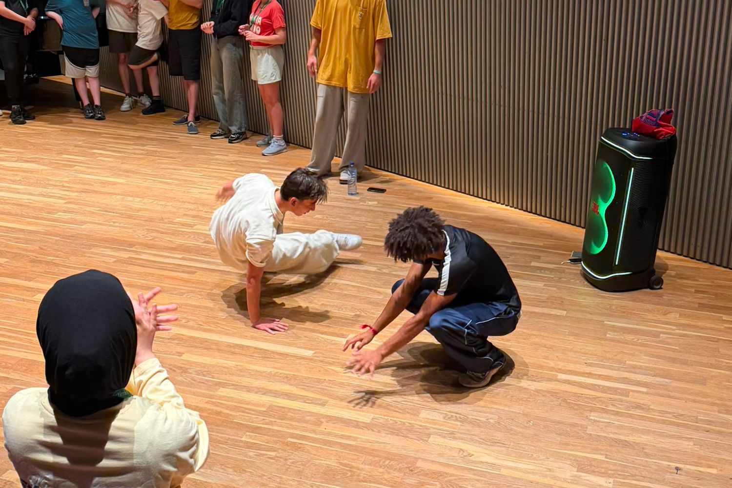 Cultuurdag Bartoméus: twee leerlingen aan het breakdancen