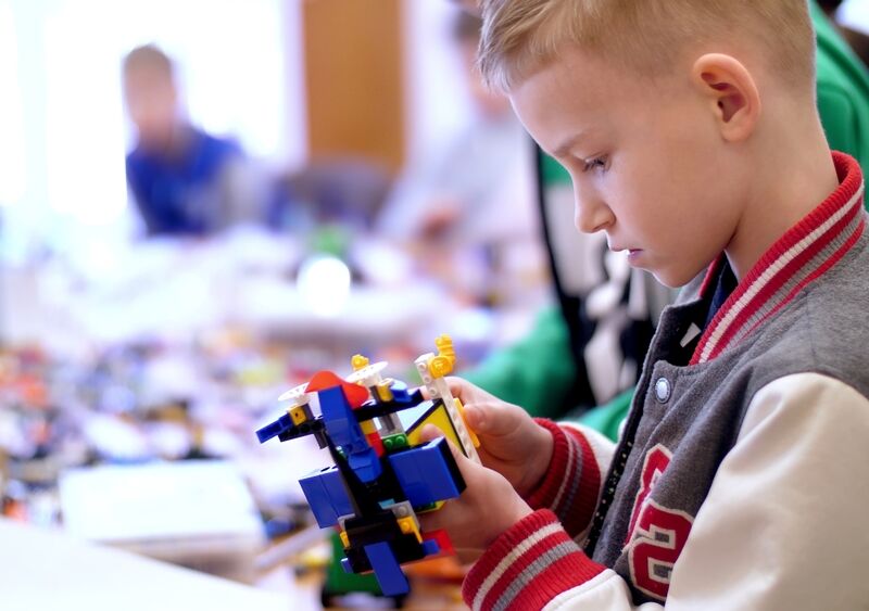 Kind met Lego