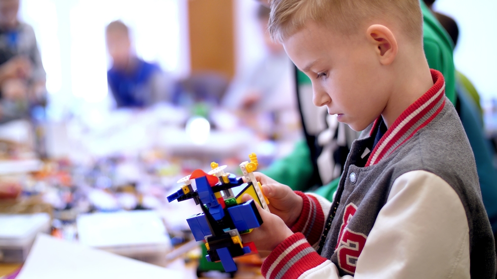 Kind met Lego